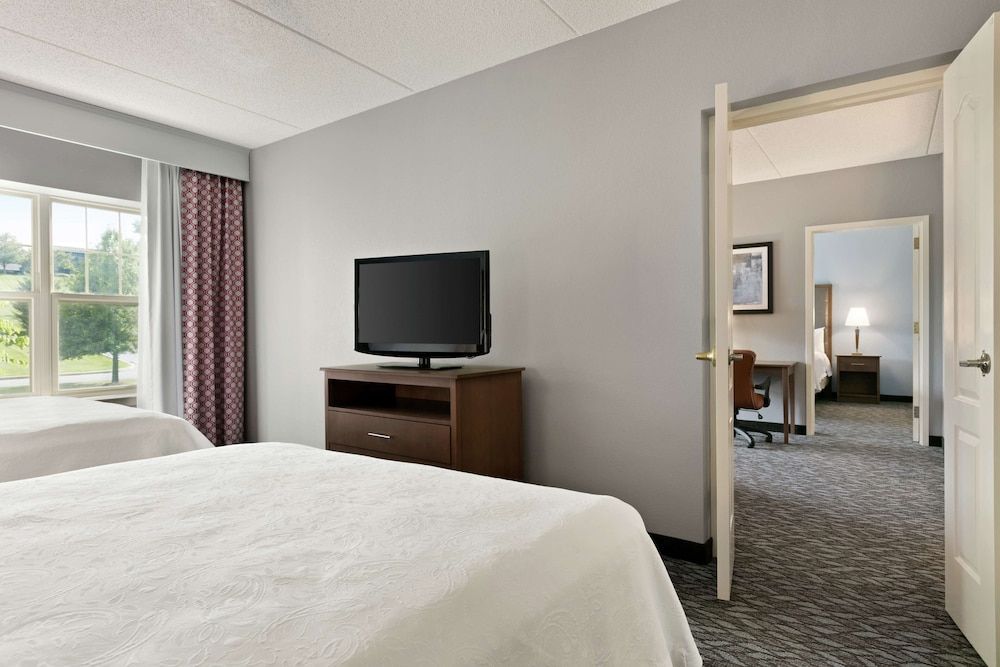 Suite, 2 Bedroom, 2 Bath, 1 King 2 Queen