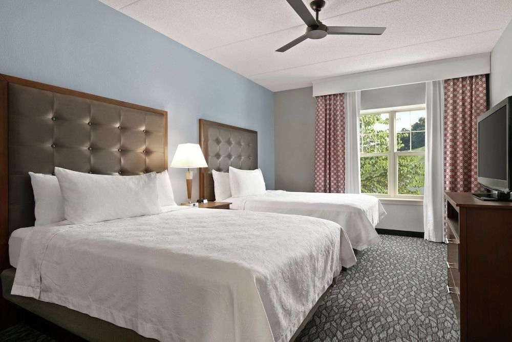 1 Bedroom Suite 2 Queens NonSmoking