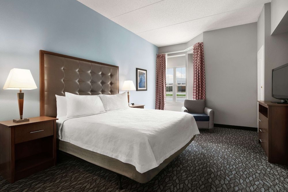 1 Bedroom Suite 1 King Roll In Shower