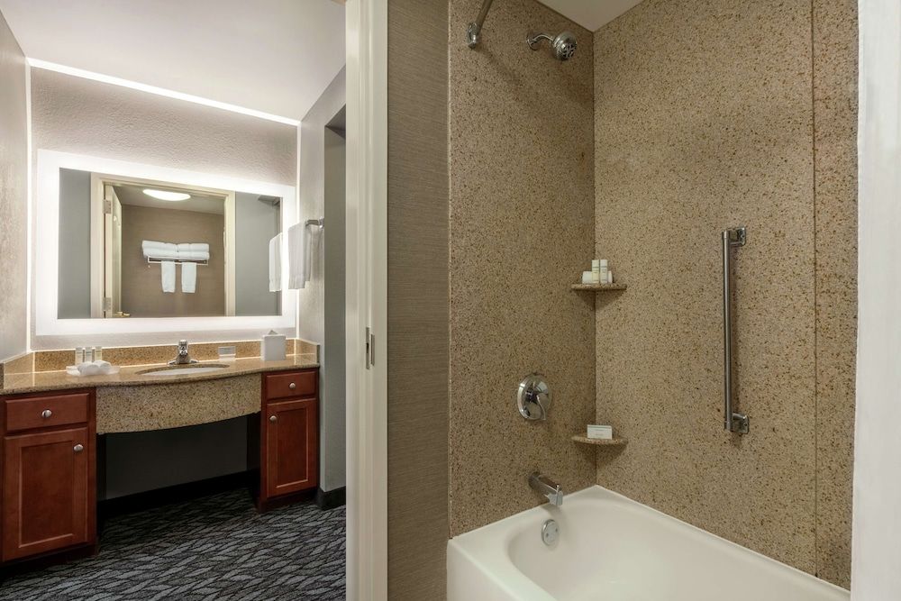 1 Bedroom Suite 2 Queens NonSmoking