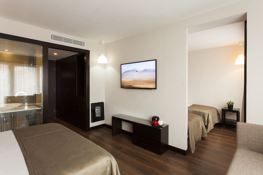 Quentin Berlin Luxury Quadruple Room 2