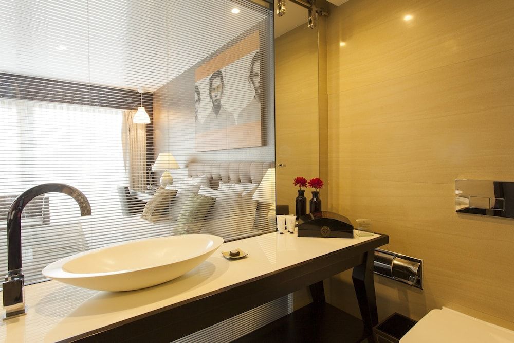 Quentin Berlin Luxury Quadruple Room 7