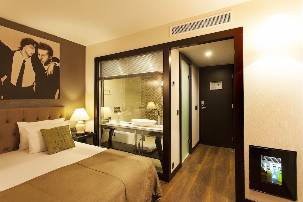 Quentin Berlin Luxury Quadruple Room 8