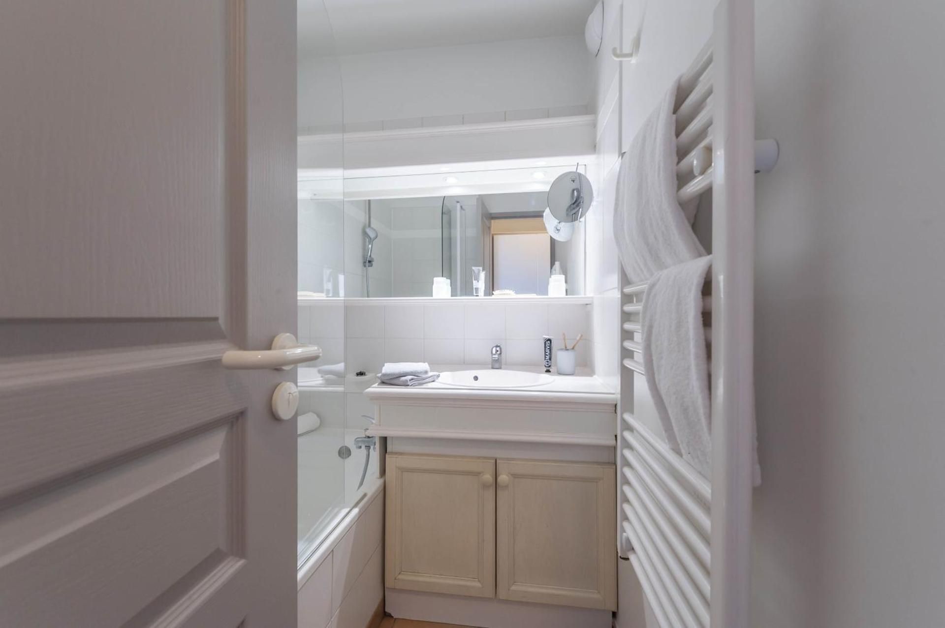 One-Bedroom Apartment with Sleeping Alcove and Terrace or Balcony (6 People) - Lake Distric