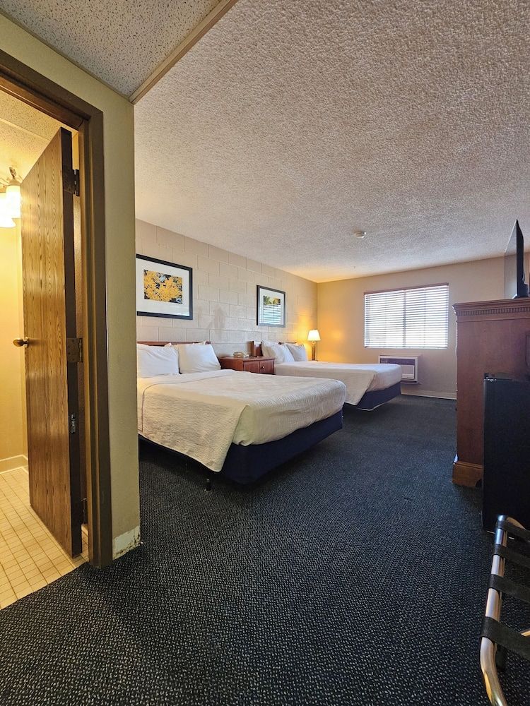 1st Choice Inn Rawlins Standard Room, 2 Queen Beds, Non Smoking 11