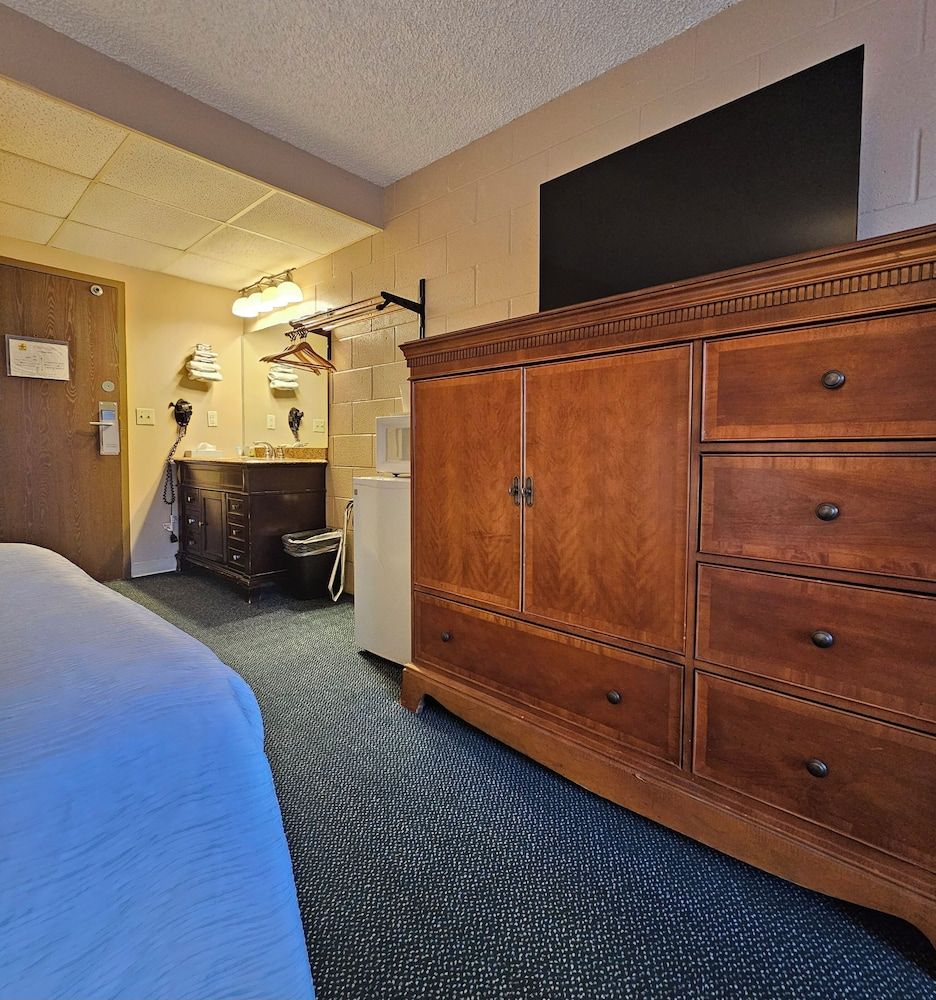 1st Choice Inn Rawlins Standard Room, 2 Queen Beds, Non Smoking 4