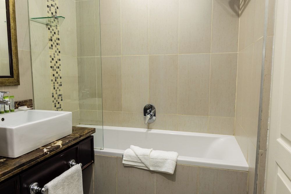 Premier Hotel Regent Standard Room, 2 Twin Beds 3