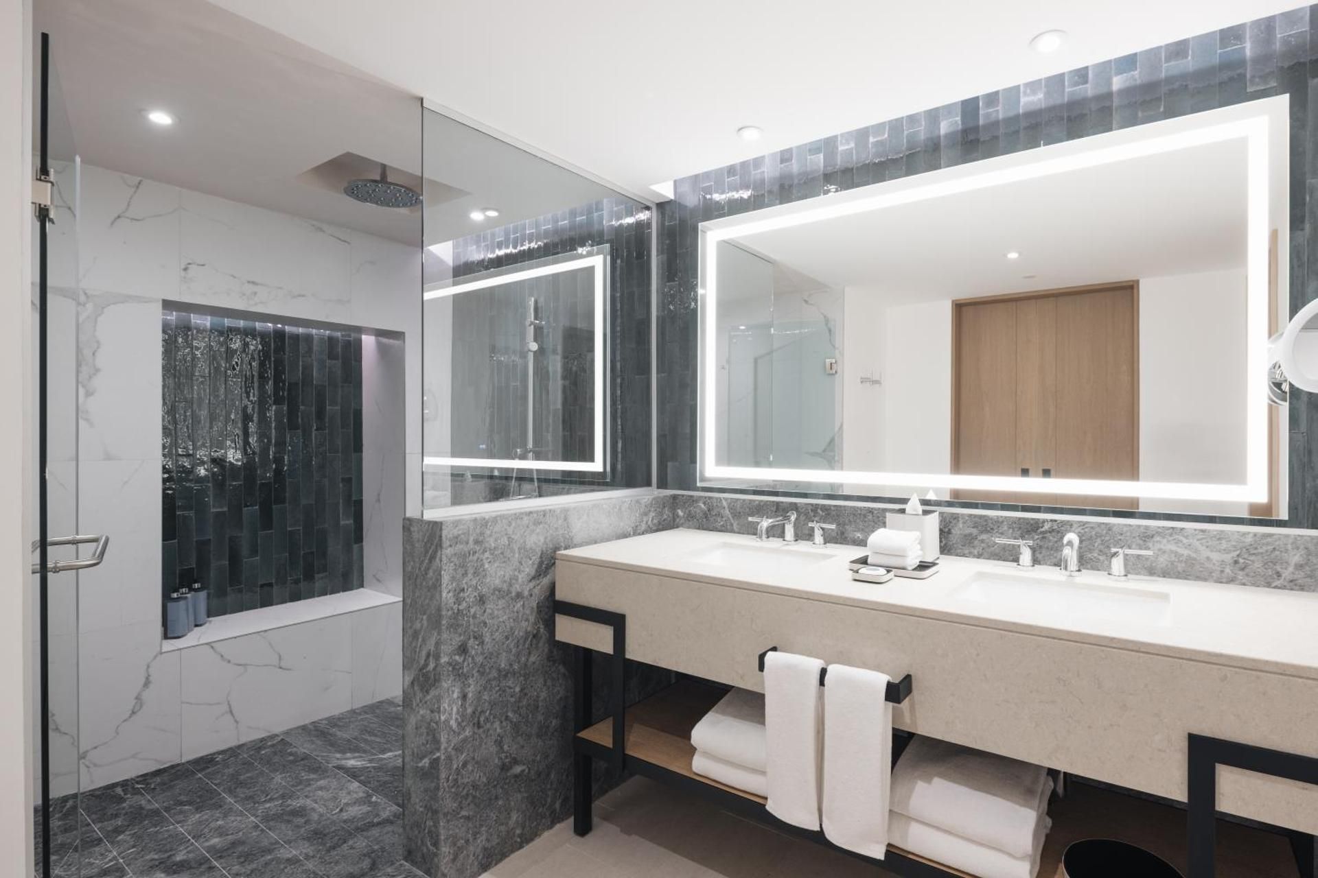 Deluxe Club One-Bedroom Master Suite with Ocean View