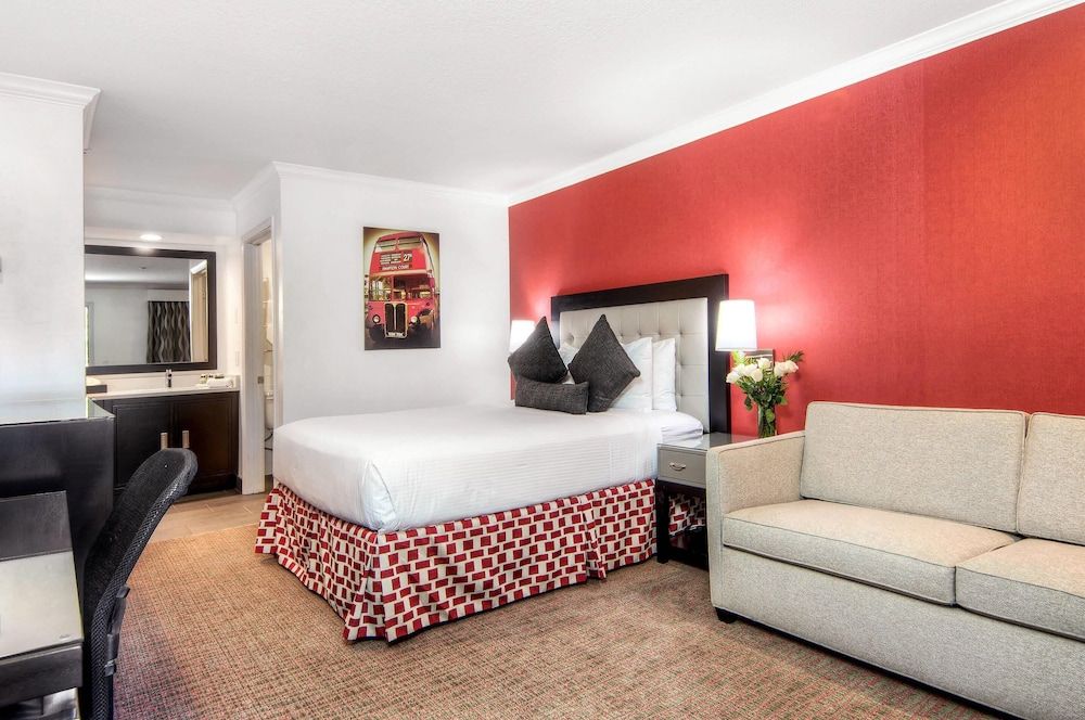 Aggie Inn, an Ascend Collection Hotel Standard Room, 1 Queen Bed with Sofa bed, Non Smoking 4