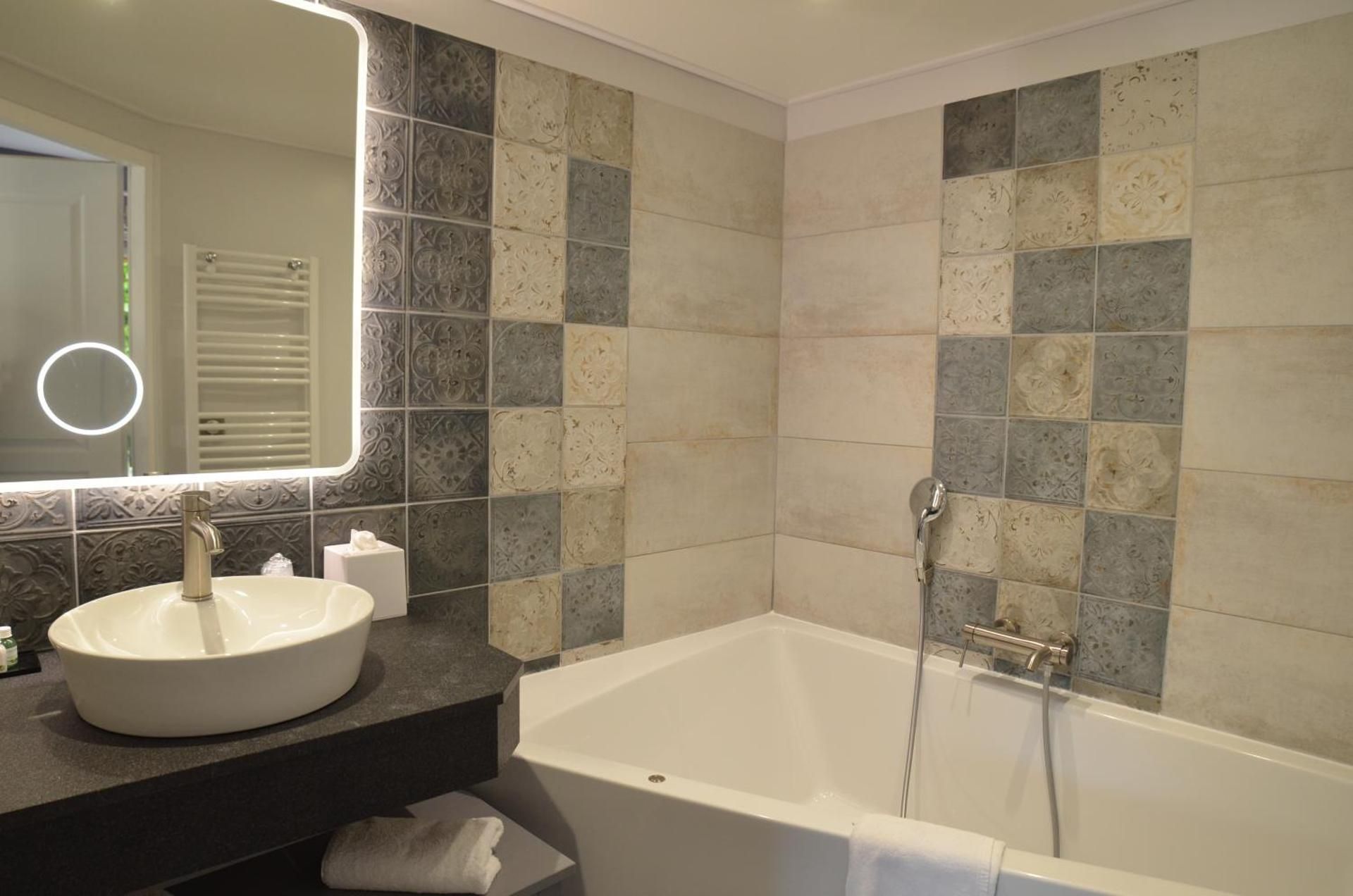 Balneo or Bathtub Room with Lounge