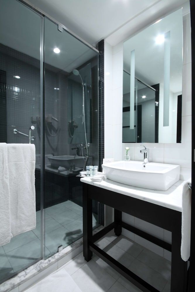 Golden Tulip El Mechtel Superior Room, 1 King Bed 4