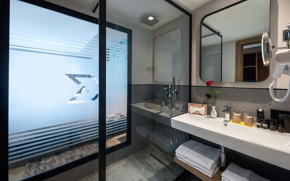 Suite, 1 King Bed (Flavour)