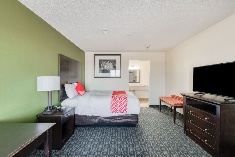 OYO Hotel Rosenberg TX I-69 Room, Multiple Beds (3 Queen Bed) 2