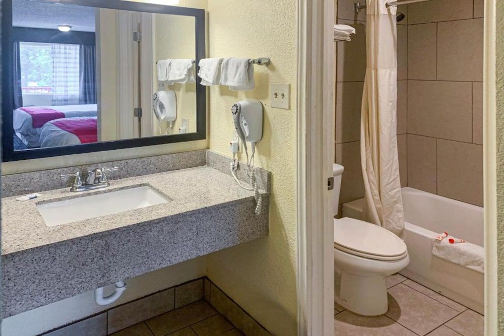 OYO Hotel Rosenberg TX I-69 Room, Multiple Beds (3 Queen Bed) 10