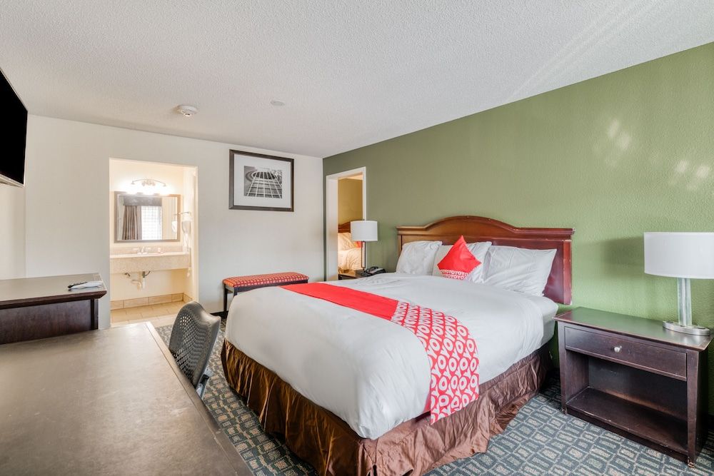 OYO Hotel Rosenberg TX I-69 Suite, 2 Bedrooms 2