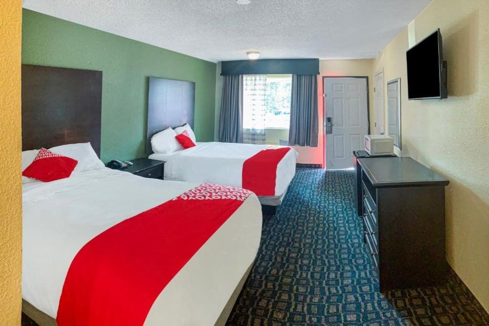 OYO Hotel Rosenberg TX I-69 Room, Multiple Beds (3 Queen Bed) 6