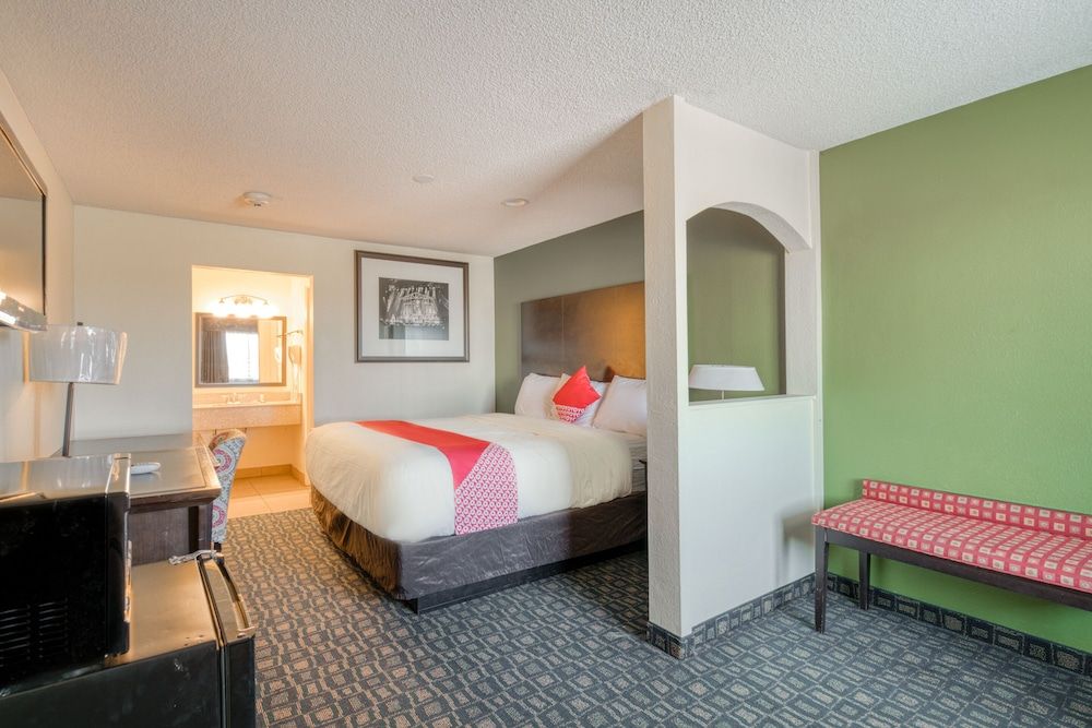 OYO Hotel Rosenberg TX I-69 Suite, 1 Bedroom 3