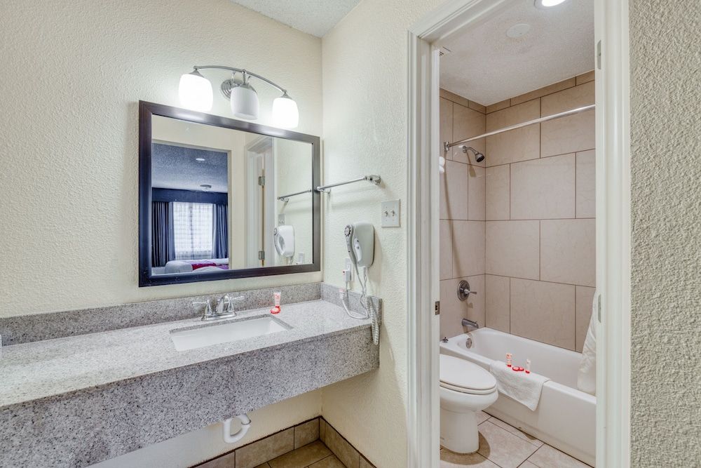 OYO Hotel Rosenberg TX I-69 Room, Multiple Beds (3 Queen Bed) 11