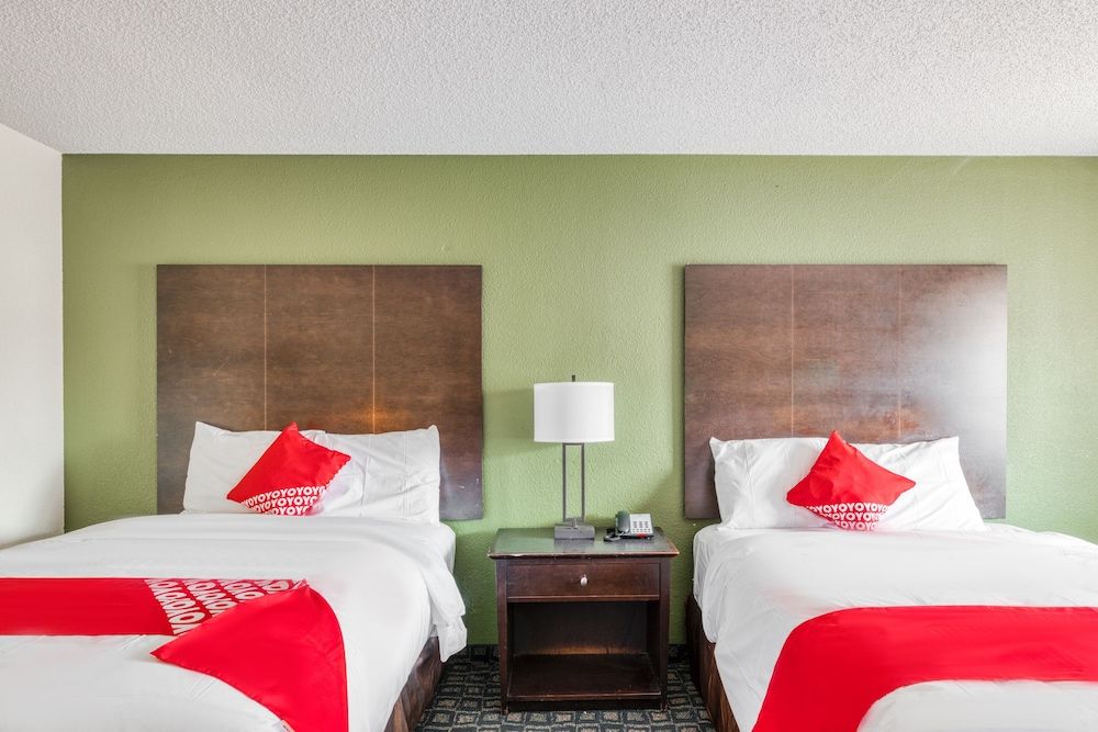 OYO Hotel Rosenberg TX I-69 Room, Multiple Beds (3 Queen Bed) 8