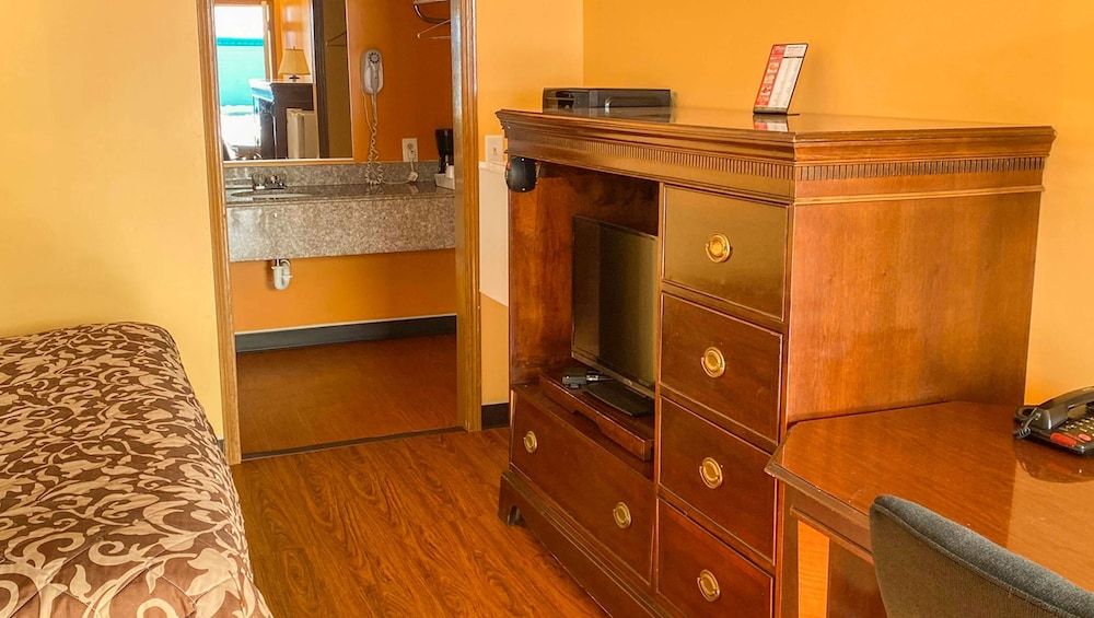 Northgate Inn Saginaw One king bed non smoking 8