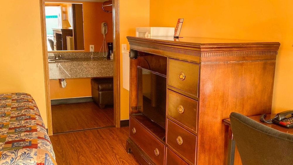 Northgate Inn Saginaw One king bed non smoking 2