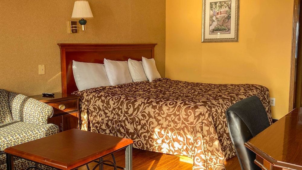 Northgate Inn Saginaw One king bed non smoking 4