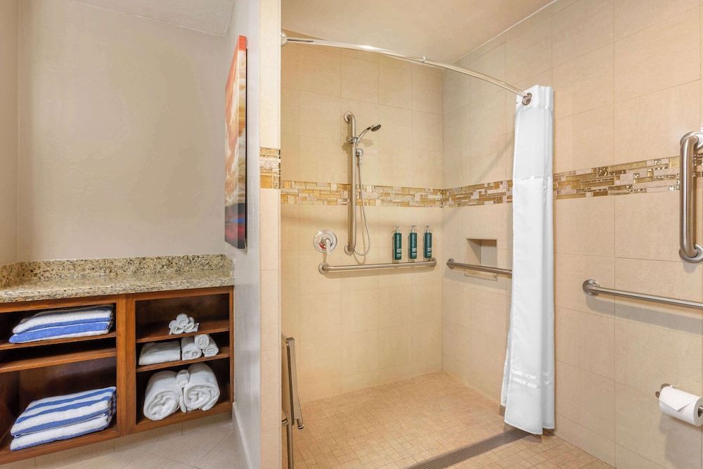 Hilton Vacation Club Varsity Club Tucson 1 BEDROOM 1 KING SUITE WITH ROLL-IN SHOWER 6