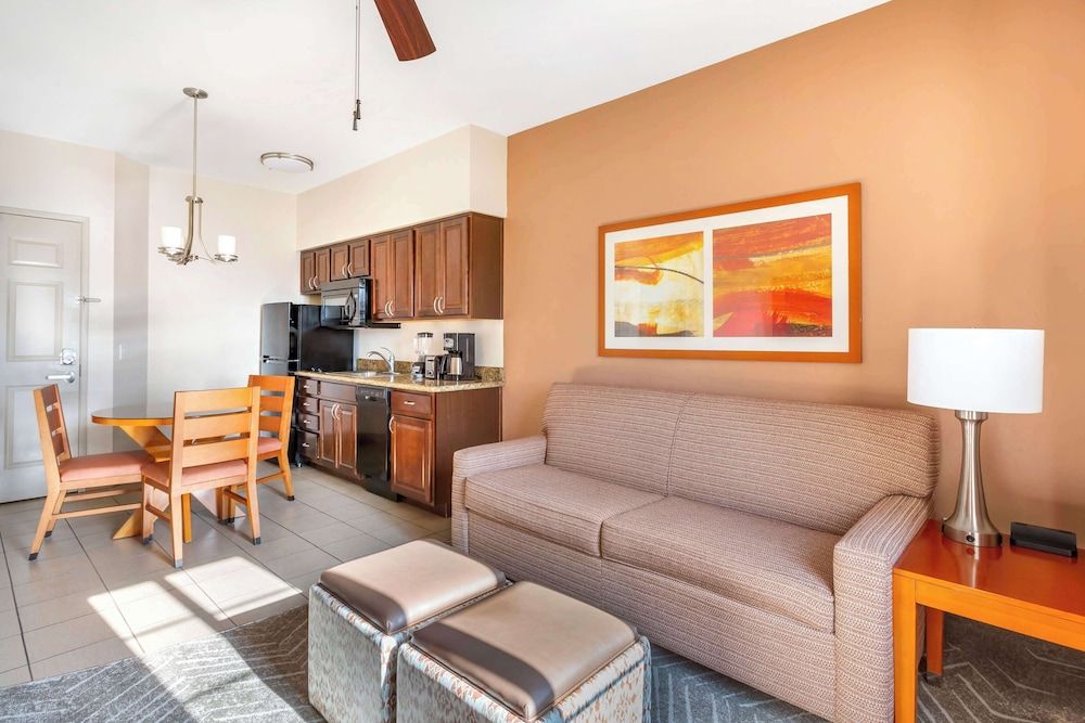 Hilton Vacation Club Varsity Club Tucson 1 BEDROOM 1 KING SUITE WITH ROLL-IN SHOWER 7