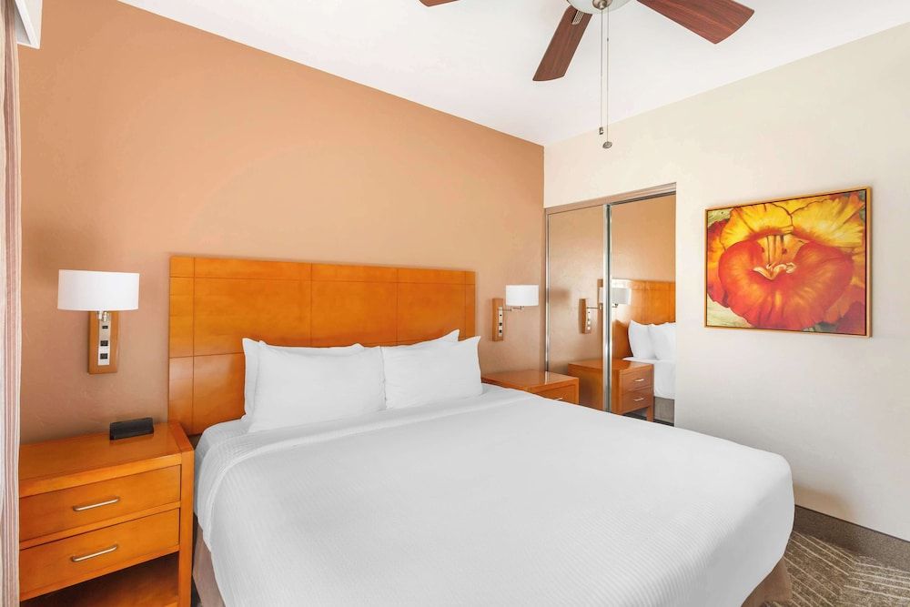 Hilton Vacation Club Varsity Club Tucson 1 BEDROOM 1 KING SUITE WITH ROLL-IN SHOWER 2