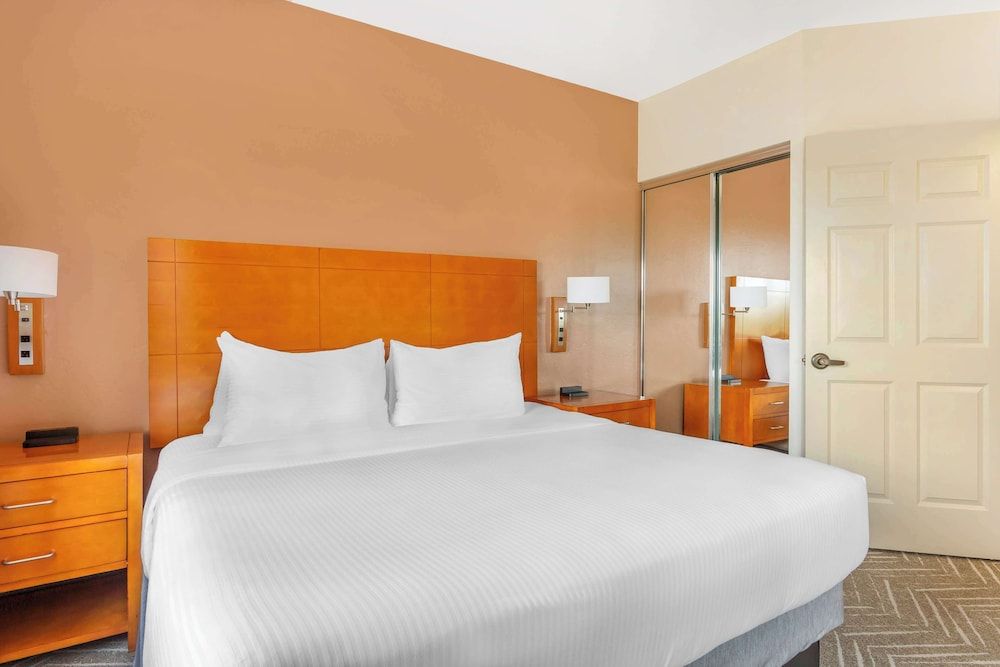 2 BEDOOM 2 KING SUITE HEARING ACC RI SHWR