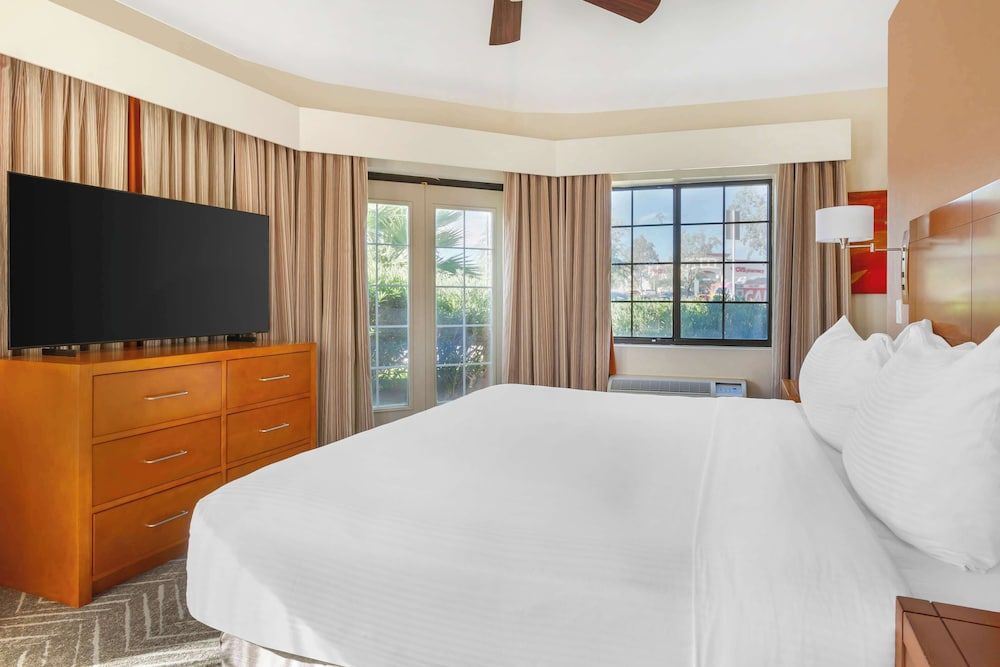 2 BEDOOM 2 KING SUITE HEARING ACC RI SHWR