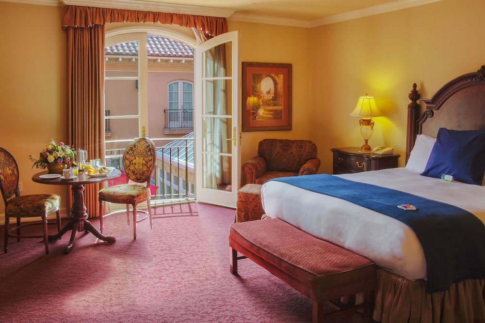Carlton Hotel Premier Room, 1 King Bed, Balcony, Courtyard Area