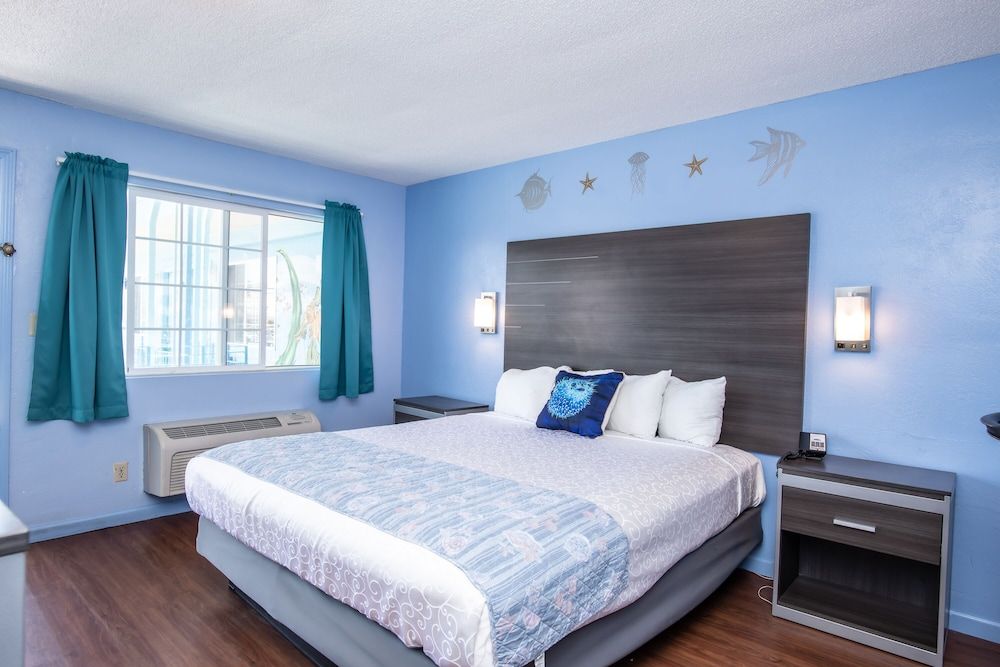 Aqua Breeze Inn Standard Room, 1 King Bed 2