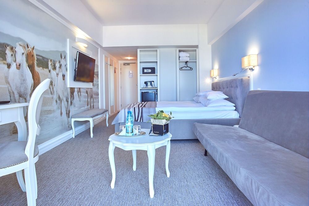 Continental Forum Constanta Deluxe Family Room with sofabed, sea view 5