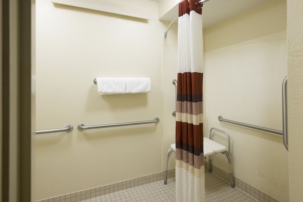 Red Roof Inn PLUS+ Wilmington - Newark Standard Room, 1 King Bed, Accessible (Smoke Free) 3