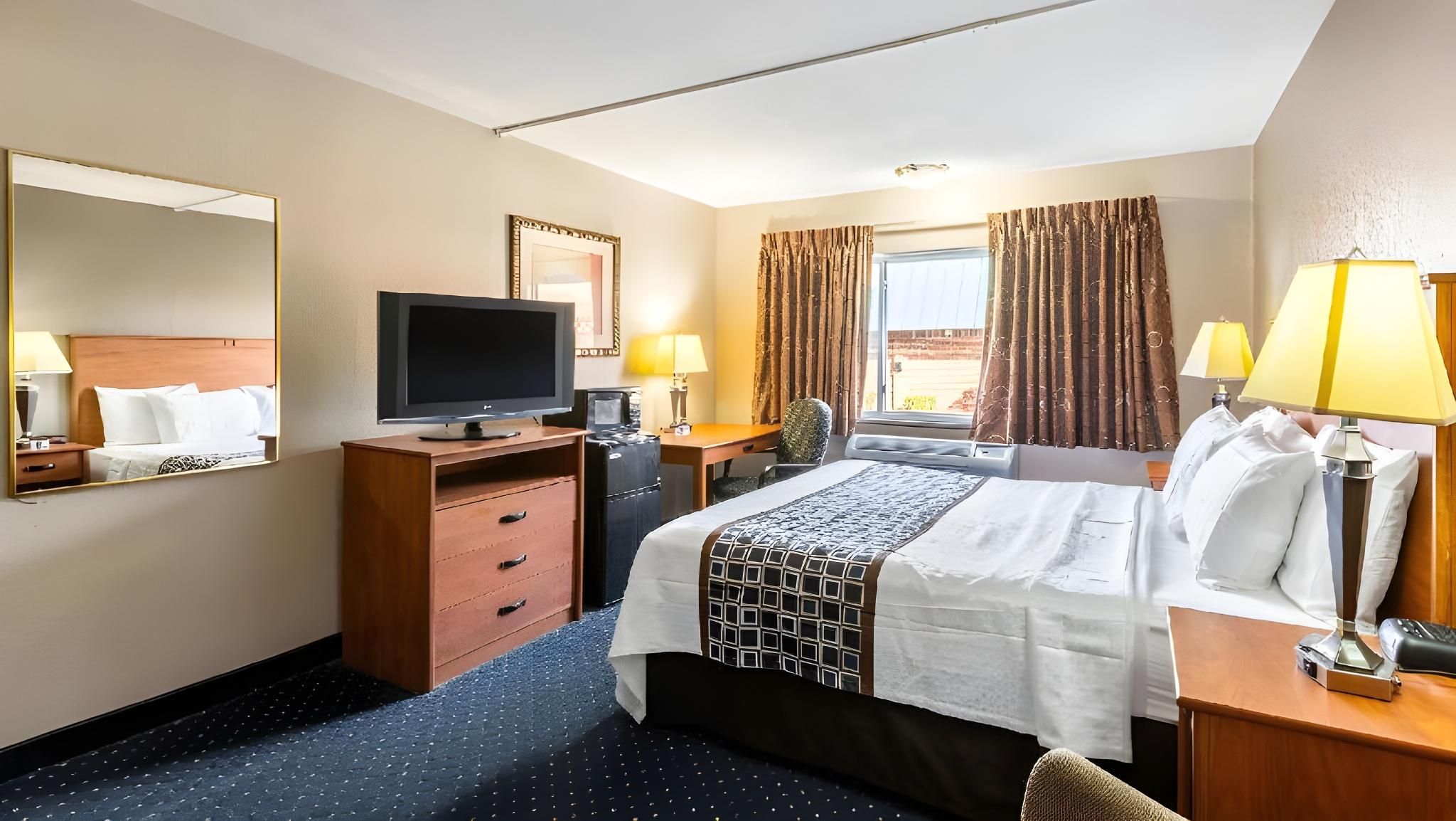 Magnuson Hotel Detroit Airport 1 King Bed Nonsmoking 2