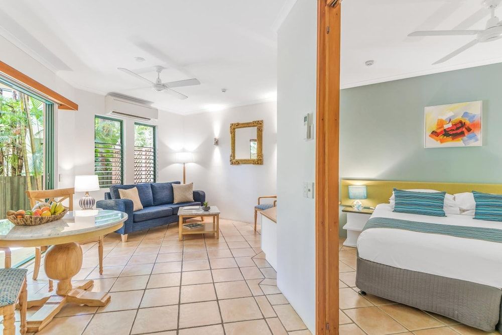 undefined Martinique on Macrossan 8