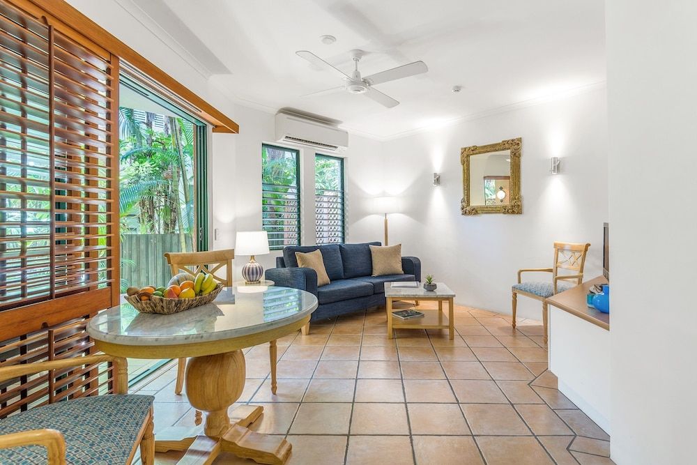 undefined Martinique on Macrossan 10