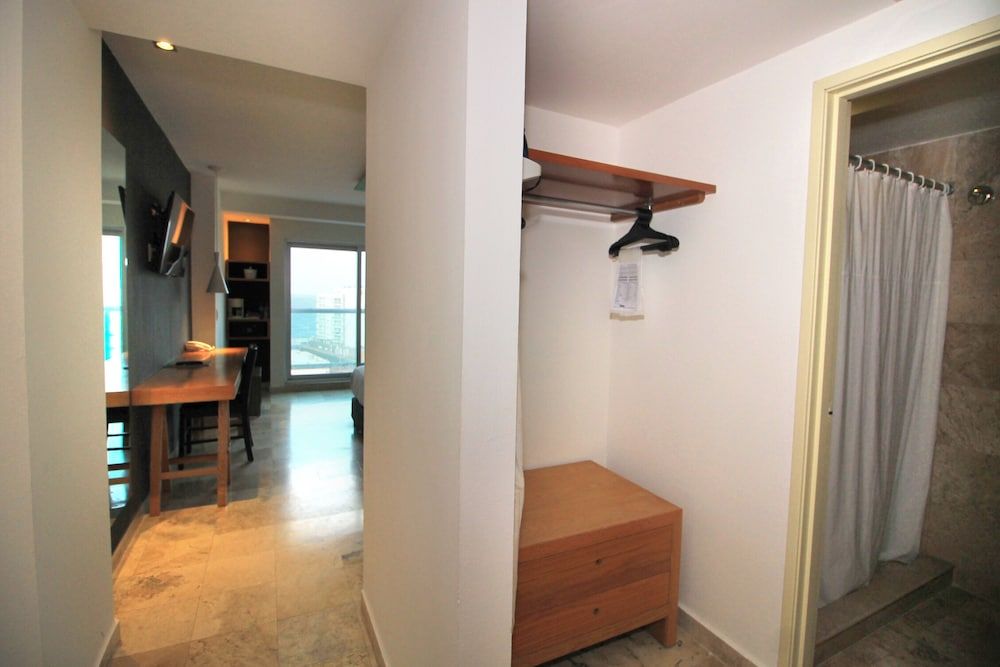 Rivoli Select Hotel Standard Room, 1 King Bed 8