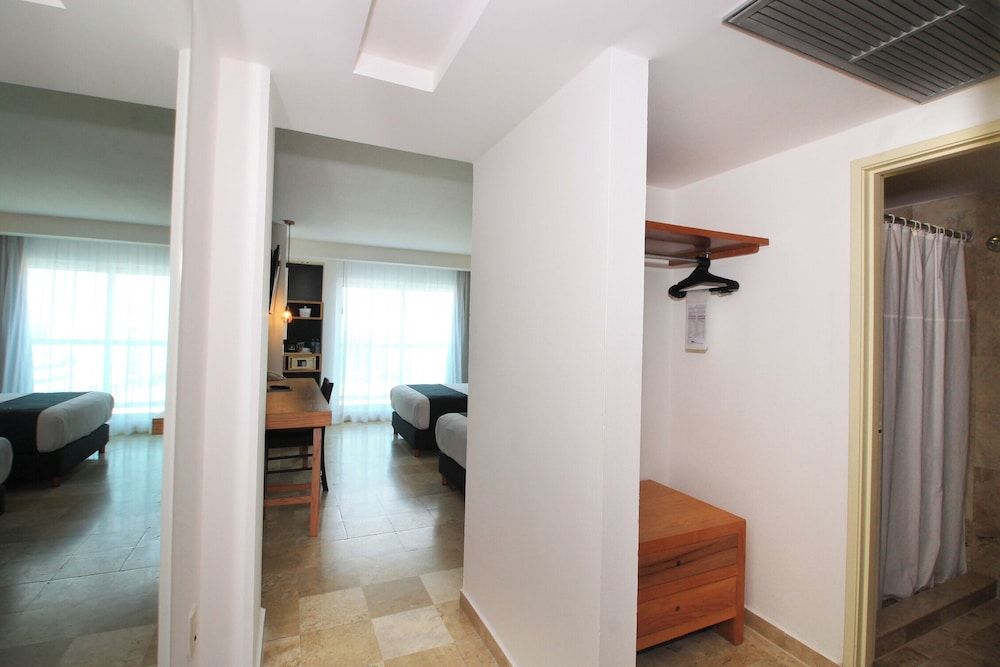 Rivoli Select Hotel Standard Room, 2 Double Beds, Sea View 4