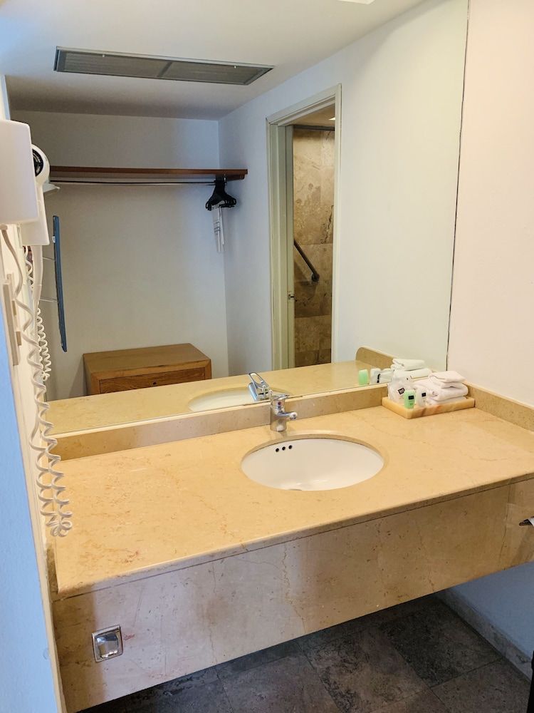 Rivoli Select Hotel Standard Room, 1 King Bed 5