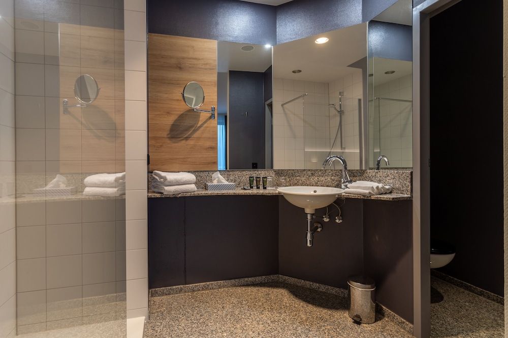 FOUR Ratingen Dusseldorf Airport Room, 1 Queen Bed, Non Smoking 7