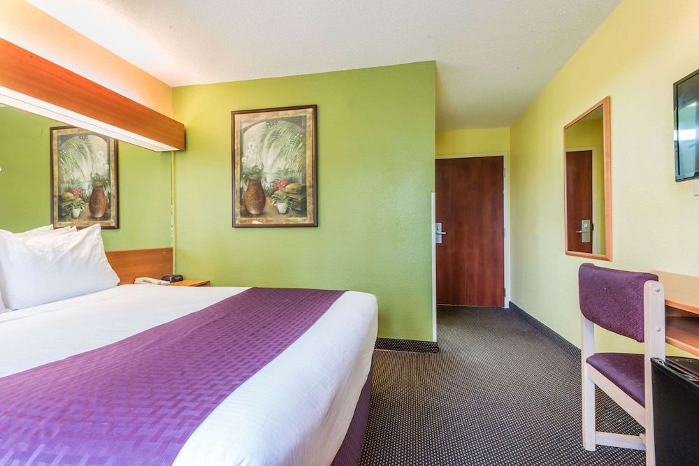 Standard Room, 1 Queen Bed