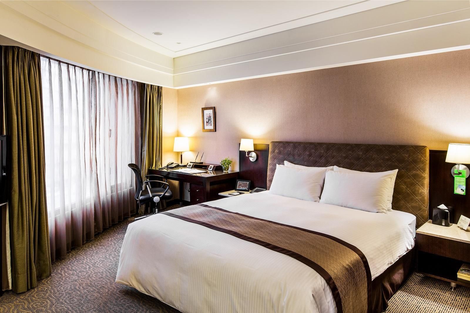 Grand Forward Corner Room