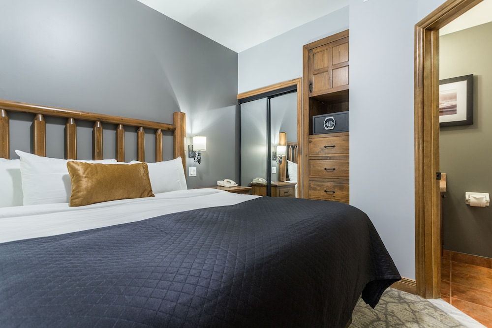 Suite, Partial Lake View (Pets Not Allowed)