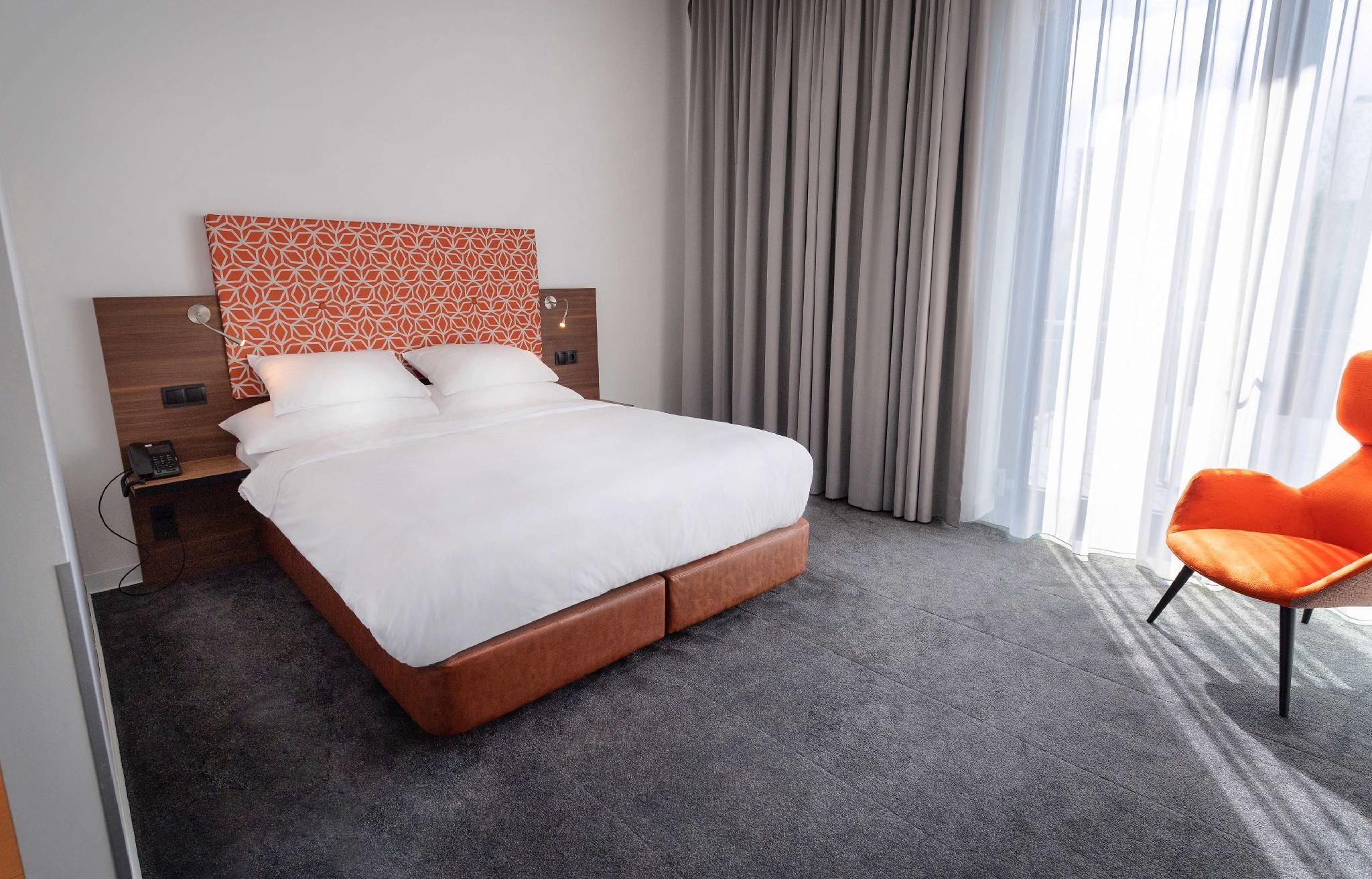 DoubleTree by Hilton Frankfurt Niederrad King Accessible Guest Room