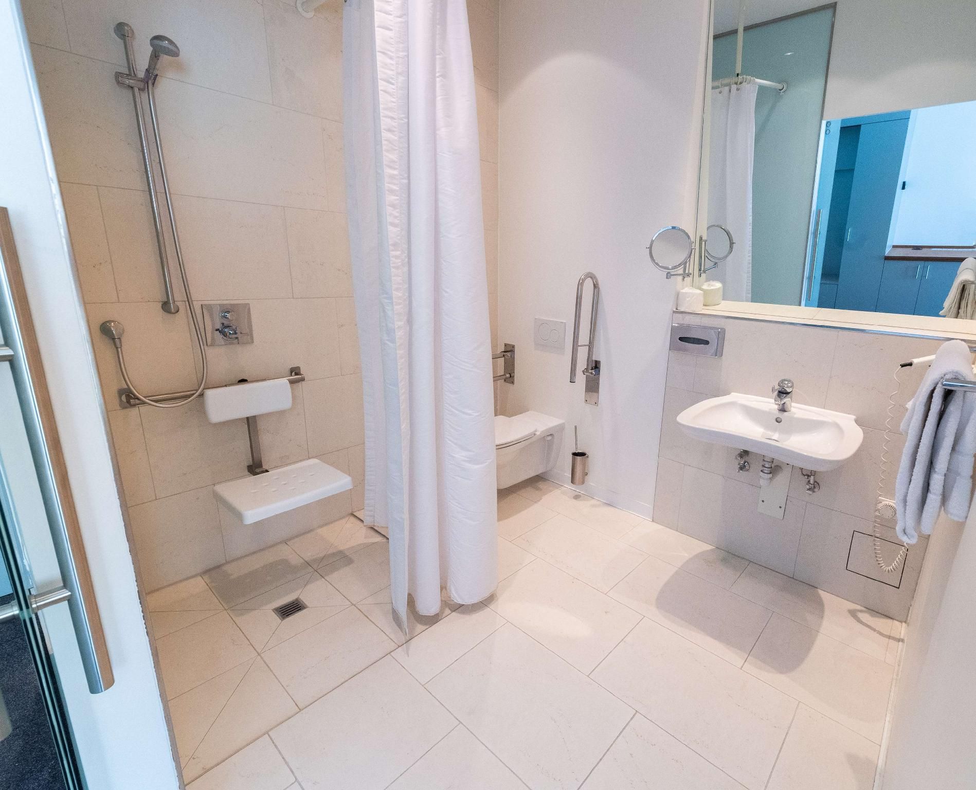 DoubleTree by Hilton Frankfurt Niederrad King Accessible Guest Room 2