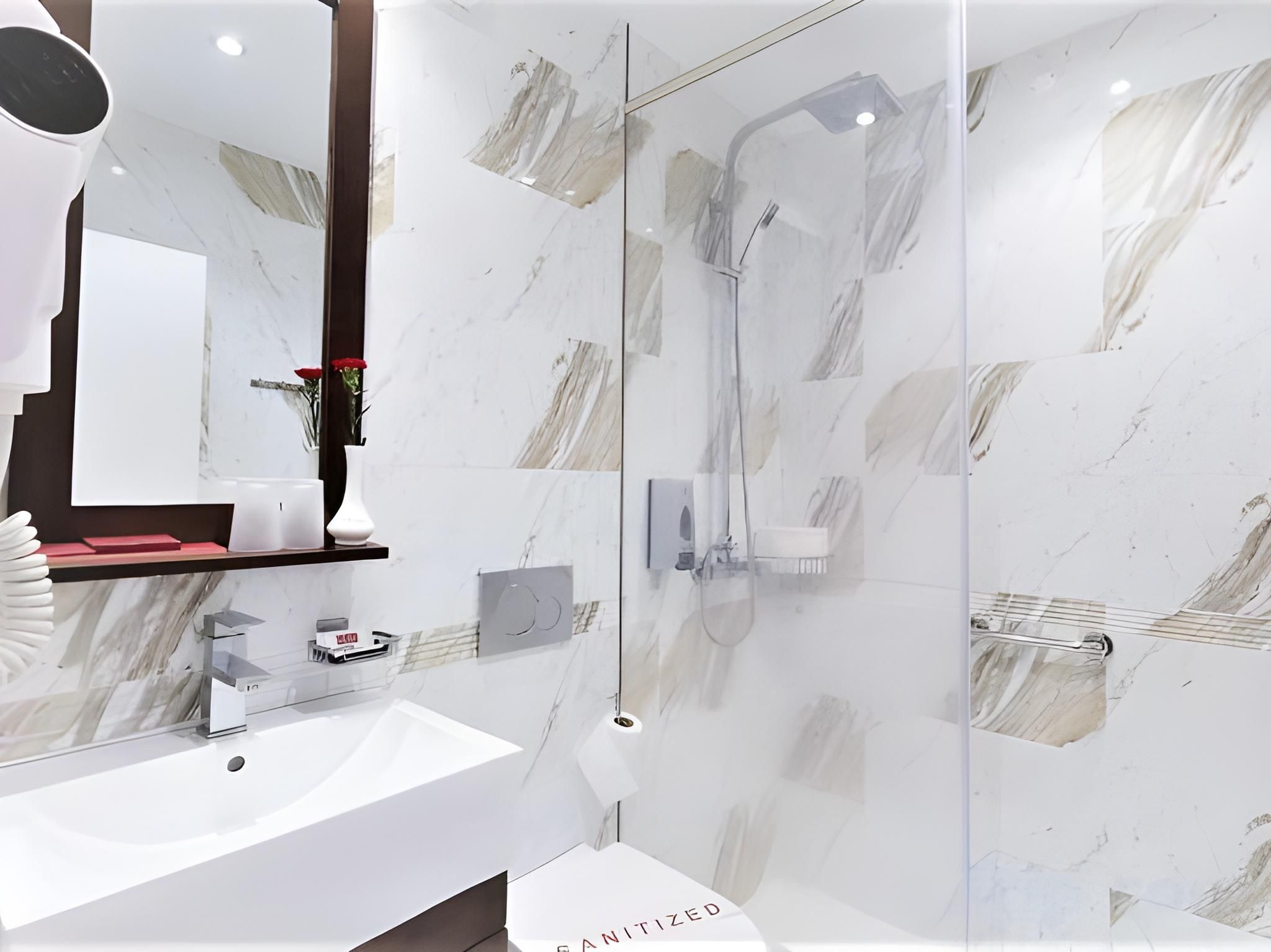 1-Bedroom Deluxe Sea or Pool View Apartment for 2 People