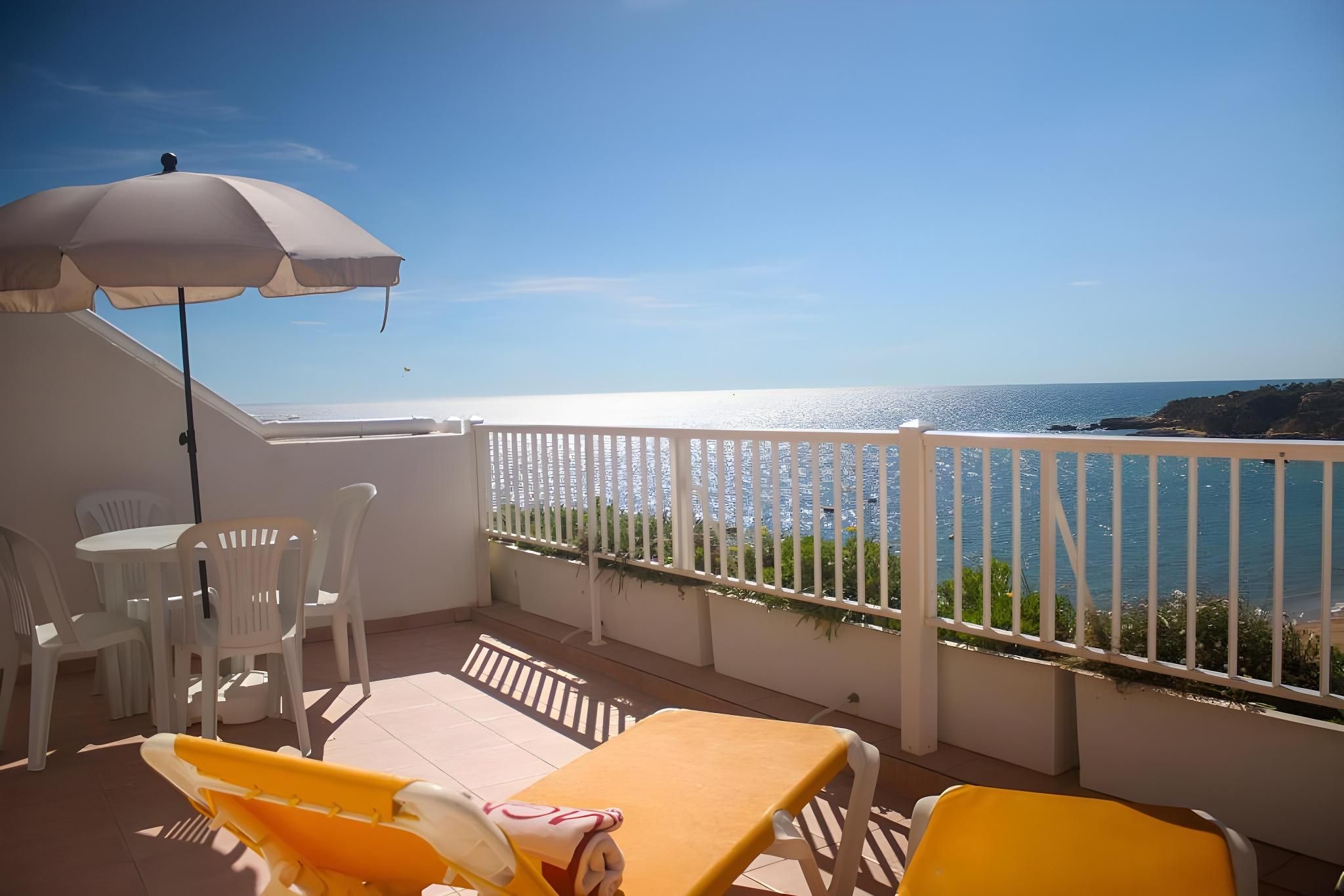 1-Bedroom Deluxe Sea or Pool View Apartment for 4 People