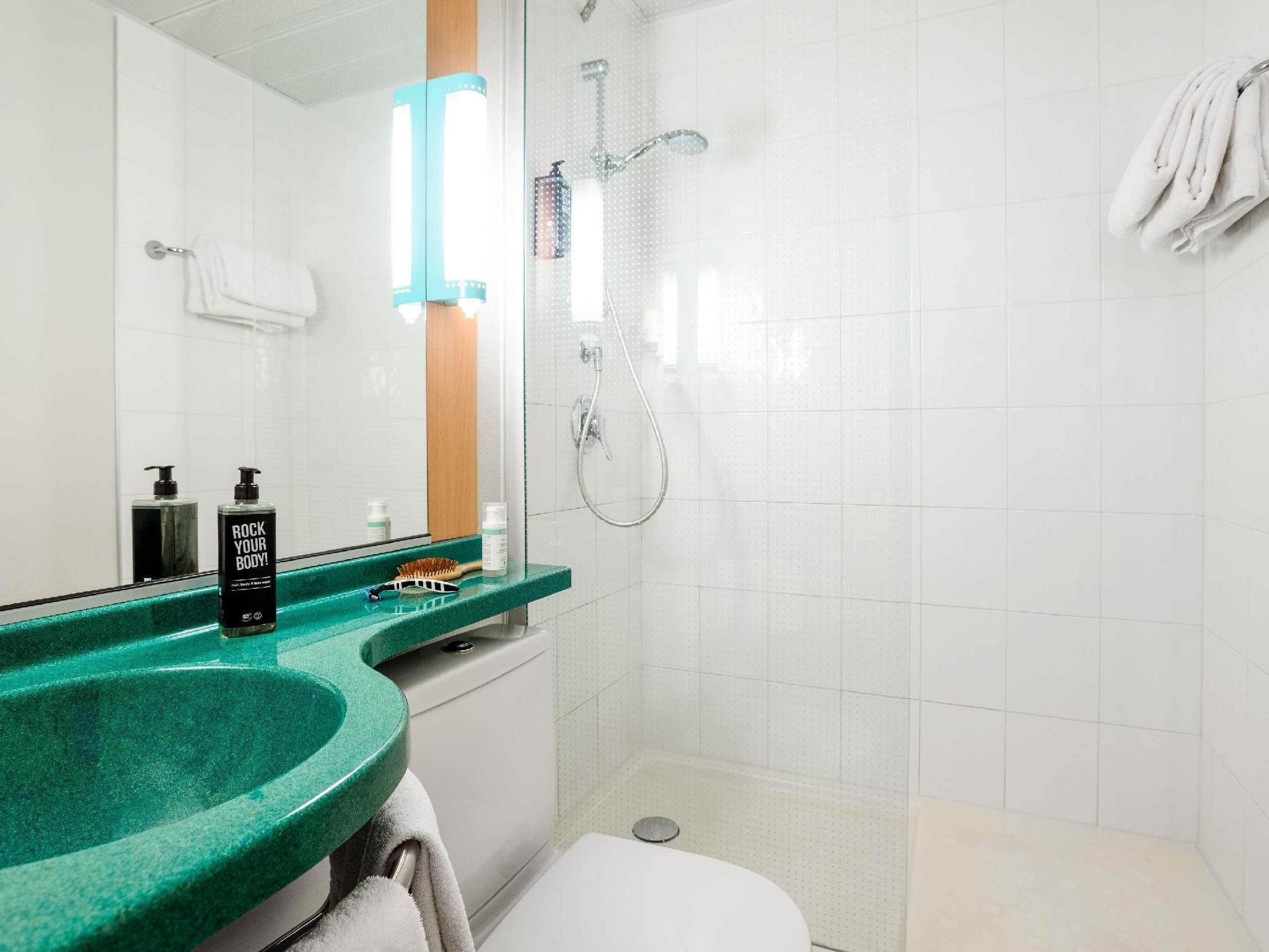 ibis Milano Centro Standard Room with twin beds 3